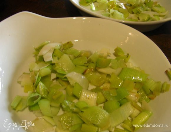 Собираем наш гратен. В форму(ы), смазанную маслом, выкладываем лук-порей. У меня еще зеленый горошек, который я припустила минут 5 до мягкости. 
