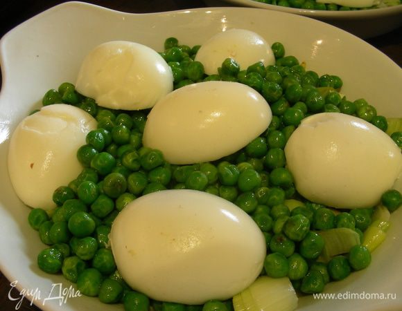 Затем выкладываем половинки яиц круглой стороной вверх. 
