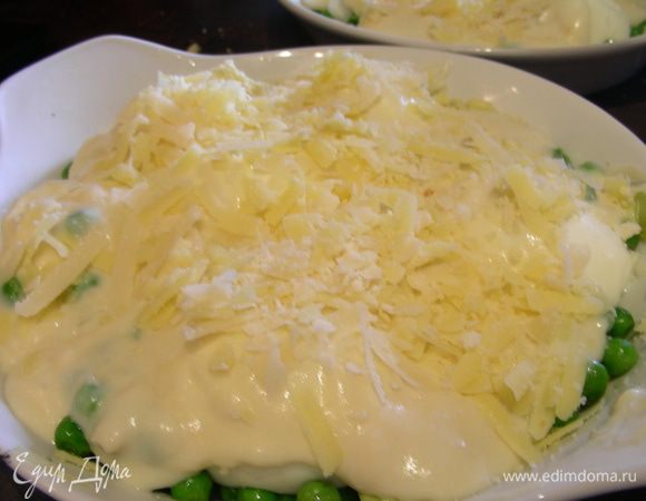 Все равномерно покрываем соусом и присыпаем оставшейся 1/3 чеддера и щепоткой кайенского перца. Ставим под средний гриль минут на 15 до образования легкой корочки (сыр должен пузыриться).
