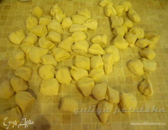 Нагреть молоко до 40 С.
Добавить соль сахар и дрожжи. Дать постоять 10 минут. Добавить почти всю муку (просеять) и начать замес. Вымешивать минуты три. Начать понемногу добавлять размягченное масло (сливочное) Замесить тесто около 5 минут.  Оставить в теплом месте на 1.5 часа. Накрыв полотенцем. 