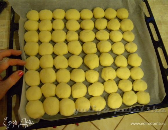 Выложить на противень на расстоянии  друг от друга. 