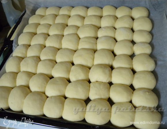 Дать постоять около 30 минут в теплом месте. Можно укладывать пампушки плотно, тогда они будут выше потом. 