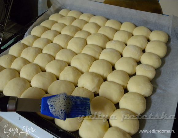 Смазать подшедшие пампушки взбитым вилкой яйцом.  Отправить в духовку при 180С. Выпекать до готовности. 