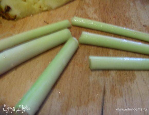 Лемонграсс моем, сушим, при необходимости удаляем пару жестких верхних слоев. Каждую палочку разрезаем на 2 части.
