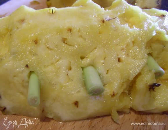 В ананасе делаем по 3 отверстия, удобно для этого использовать металлическую шпажку или что-нибудь ей подобное. В проделанные отверстия вставляем палочки лемонграсса. На этом этапе, если у Вас нет лемонграсса, я предлагаю с помощью зубочистки сделать в ананасе небольшие проколы, а затем полить его соком лайма. Я так не пробовала, но мне кажется, что должно хорошо получиться.