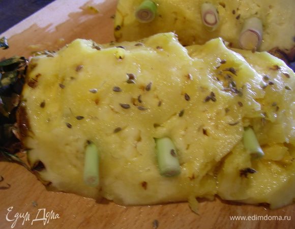 А затем посыпаем ананас анисом (умеренно, переборщить очень легко) и оставляем его на 1 час. 
