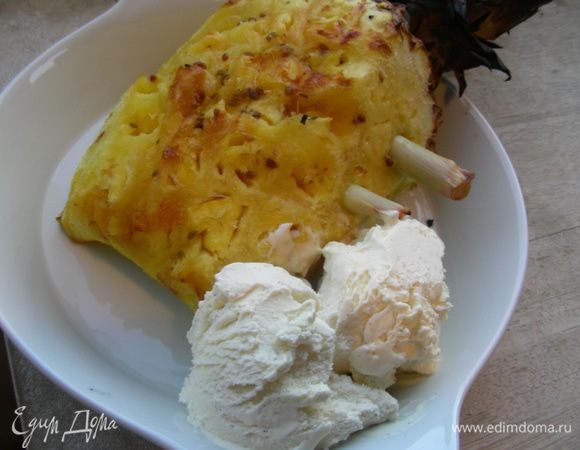 Подаем его сразу же с шариками ванильного мороженого. Приятного аппетита)
