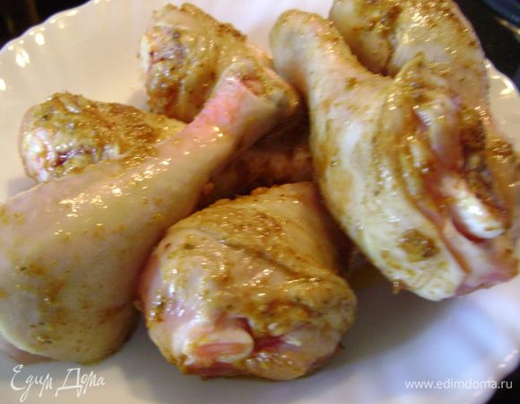 Посолить и поперчить курицу. Разогреть масло в сковороде и обжарить в ней курицу 5 мин. Выложить на тарелку. 