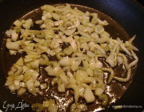 Нарезать луковицу, сельдерей, положить в сковороду и пассеровать 5 мин. 