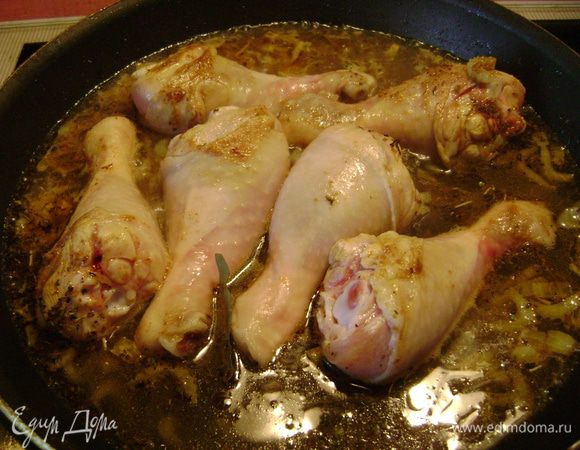 Влить бульон или воду, добавить эстрагон, лавровый лист и куски курицы, довести до кипения, убавить огонь, накрыть крышкой и тушить 25 мин. 