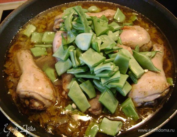 Тем временем добавить к курице фасоль, нарезанную кусочками, и тушить 5 мин. 