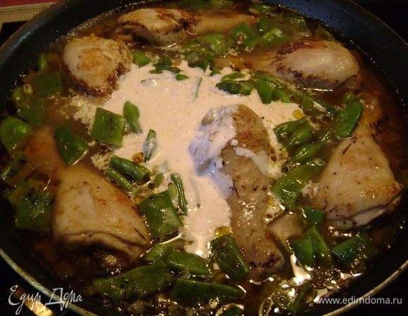 Затем смешать муку со сливками и добавить в сковороду, тушить, помешивая, на умеренном огне 5 мин. 