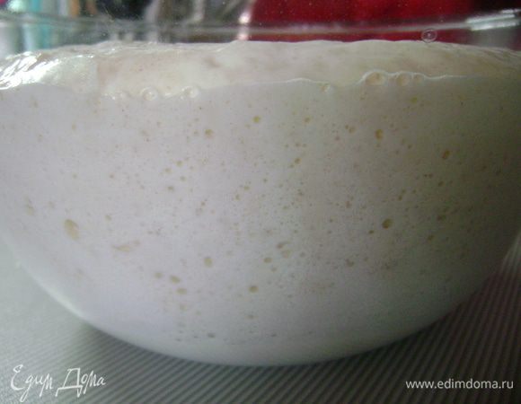 Растворить дрожжи в теплом молоке, добавить 50 г пшеничной муки высшего сорта, соль, сахар, размешать опару и оставить её на 1 час. 