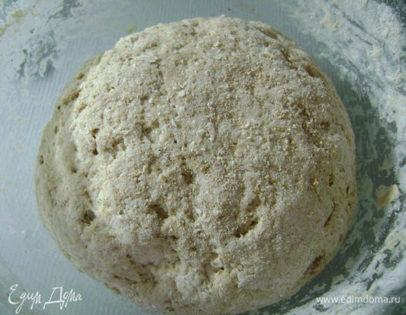 Затем аккуратно подмешать остальную муку и замесить однородное тесто, накрыть полотенцем, оставить ещё на 1 час. 