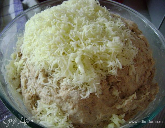 Вмешать в тесто натертый на мелкой терке сыр и оставить тесто ещё на 30 мин. 