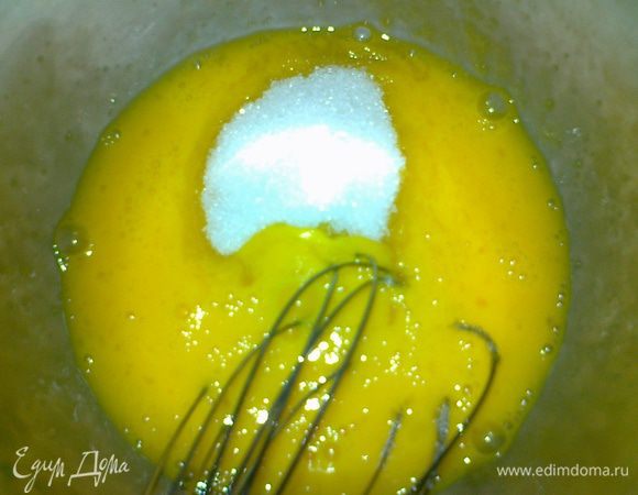 взбить венчиком 2 яйца и 2 желтка, добавить сахар-2 ст.л., взбить