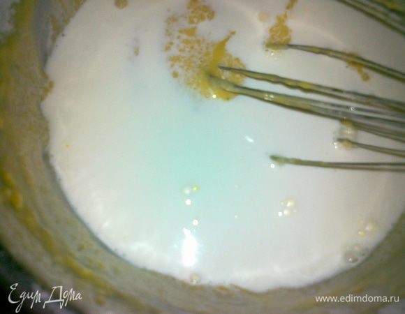 добавить сливки и перемешать до однородной консистенции, тесто как на блины