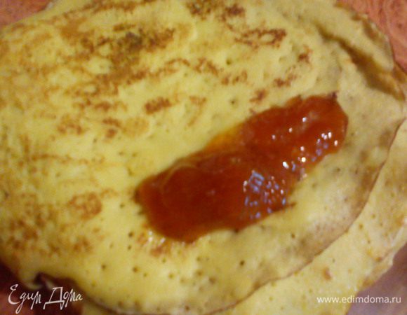 теперь берем блинчик и ложим начинку, у меня абрикосовое и малиновое  повидло