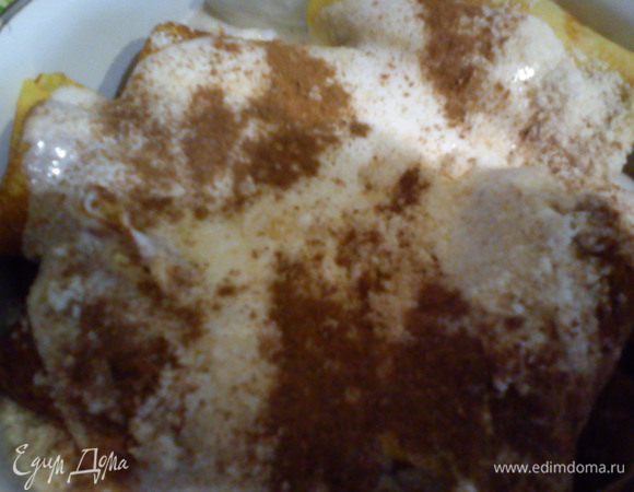 складываем все блинчики в форму, застеленную пергаментом, на дно формы и между слоями укладываем кусочки слив. масла, взбиваем белок с 4 ст.л. сахара до мягких пиков, заливаем им блинчики, посыпаем сверху молотой корицей, орехами, сахарной пудрой и ставим в духовку на 15 мин. при т. 240 градусов