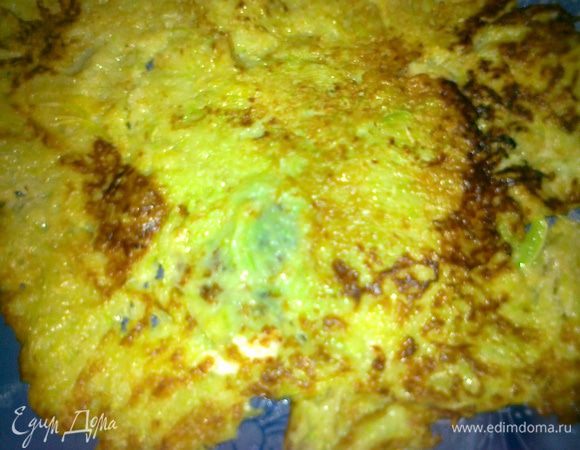 трем кабачок на терку,добавляем яйцо,солим и перчим,добавляем муку,перемешиваем и выпекаем тонеькие блинчики,остуживаем.