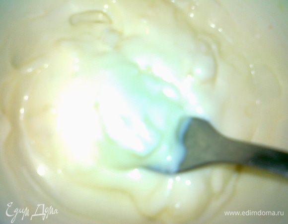 делаем соус-чеснок выдавливаем через пресс в майонез