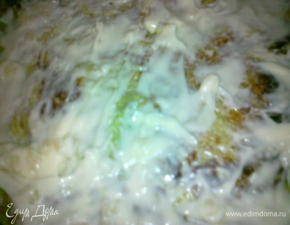 берем первый блинчик промазываем соусом