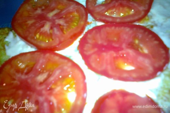 выкладываем помидорки нарезанные кружочками