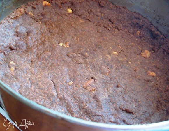 Основу кладем в форму и распределяем по всей поверхности. Утрамбовываем, делаем небольшие бортики. Ставим в духовку при Т160 градусов на 10 минут. Форма должна быть разъемной, чтобы безболезненно его вынуть. 