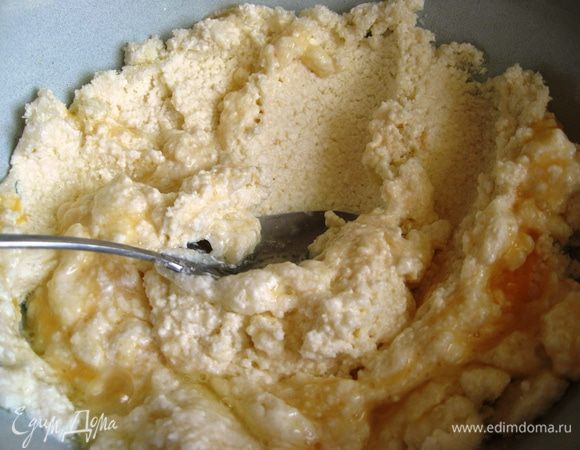 Готовим начинку. Творог протираем через сито. Конечно, как вариант можно использовать всем известный сыр «Филадельфия», но мне его не найти у себя в городе.  Добавляем сахар. По одному вводим яйца, тщательно размешивая после каждого.