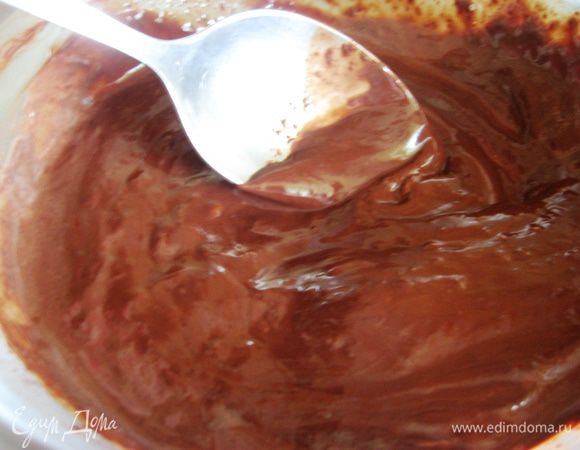 Шоколад растапливаем на водяной бане. Добавляем к творожной массе. Перемешиваем. 