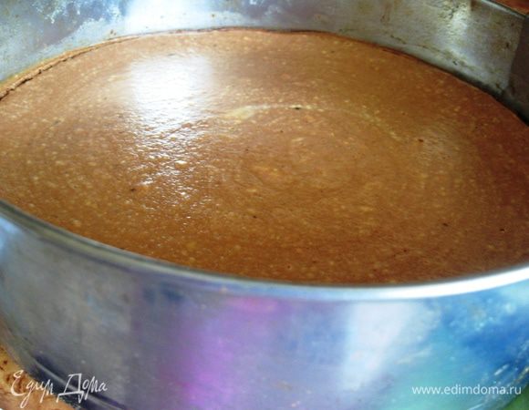 Выливаем получившуюся массу поверх основы. ВНИМАНИЕ, все продукты должны быть комнатной температуры для избежания комочков в начинке и достижения более воздушной структуры чизкейка. Выпекаем в духовке при Т160 градусов около часа. Оставляем в духовке до полного остывания. ВАЖНО: не передержать чизкейк в духовке, иначе он может треснуть при остывании. Чтобы проверить готовность достаточно постучать по борту формы, серединка примерно 5-6 см д должна легко подрагивать. 