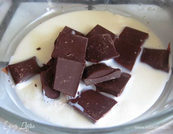 Сливки доводим до кипения. Добавляем поломанный на небольшие кусочки шоколад и быстро перемешиваем. 