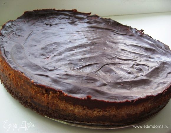 Выкладываем ганаш на чизкейк и распределяем по поверхности. 