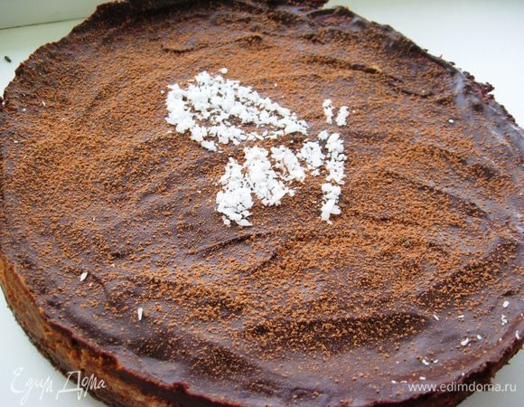 Ставим в холодильник на ночь. Утром аккуратно снимаем бортики, предварительно проходимся ножом по краям. Украшаем по желанию и наслаждаемся!  