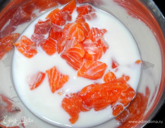 Порежем крабовое мясо (крабовые палочки).
Измельчим лук и зелень.
Подготовим рыбу - порежем на небольшие кусочки,  затем немного припустим в кипящем молоке - буквально 1 минуту. Затем молоко сливаем.
Вот так я делала по исходному рецепту, но в следующий раз рыбу предварительно готовить не буду. Если её мелко порезать (примерно 1х1 см), она прекрасно проготовится в момент жарки оладьев.
