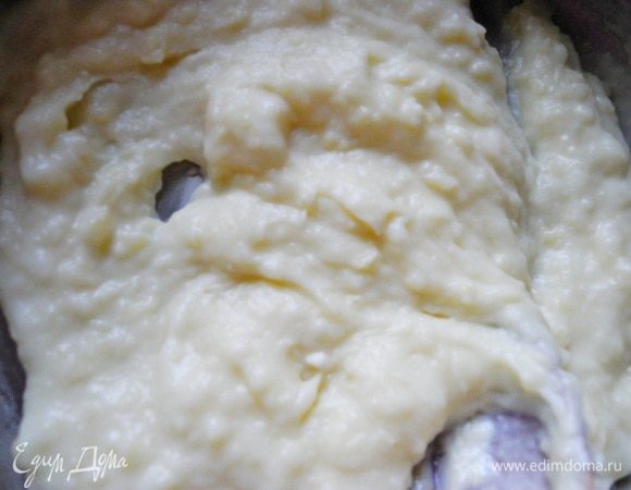 Затем растопим масло, чуть подсолим, смешаем с мукой и подержим на медленном огне, помешивая, примерно 1 минуту. Маленькими порциями добавляем молоко, перемешиваем,.Не пугайтесь комочков. Может получиться вот такая масса. 