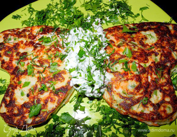 Жарим оладьи на хорошо разогретой сковороде на оливковом масле или растительном без запаха. Несколько штучек я испекла в силиконовых формочках для яичницы, прикольно получилось.
Очень вкусно с соусом из домашнего маскарпоне с зеленью, для этого мелко режется зелень и смешивается с маскарпоне (вполне можно заменить сметаной). Можно ещё в соус добавить чеснок, если любите острое. 