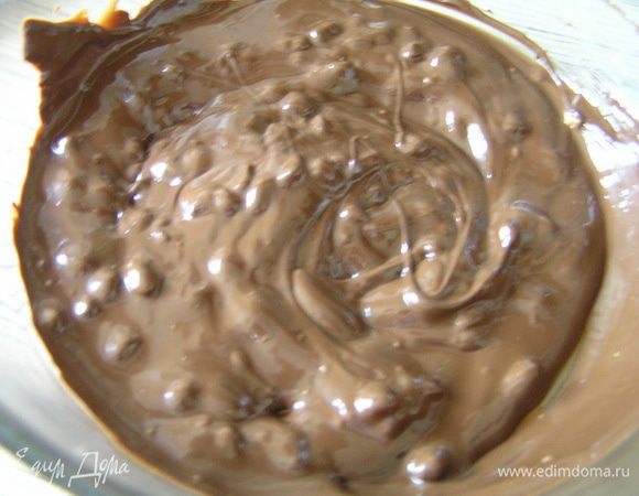 Половину шоколада (мой с орешками) поломать на кусочки и растопить в СВЧ или на водяной бане, 