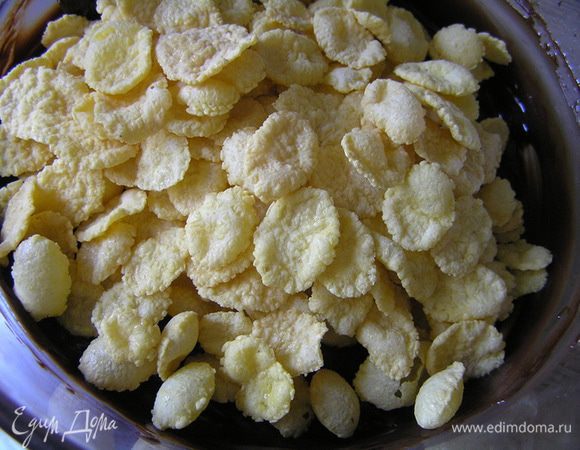 всыпать кукурузные хлопья, перемешать,