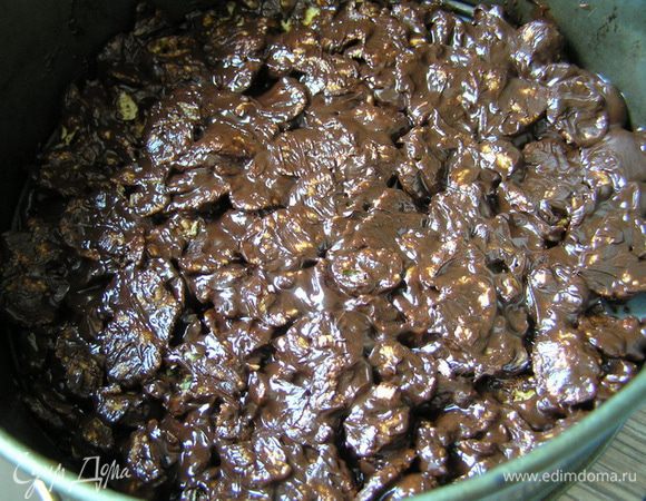 выложить в форму (дно я застелила бумагой для выпечки), разровнять, прижимая ложкой, убрать в холодильник на 30 минут.