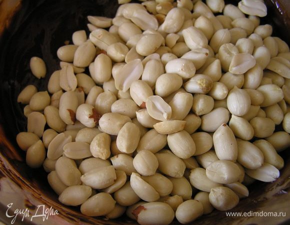 Растопить вторую половину шоколада, добавить оставшееся сливочное масло, перемешать, всыпать обжаренный арахис, 