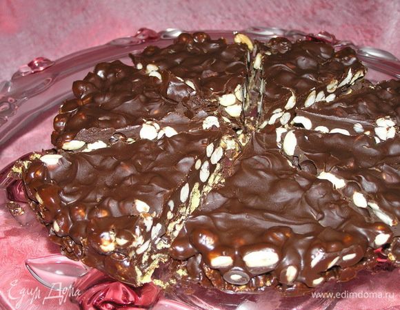 За 5-10 минут до подачи достать торт из холодильника, чтобы было удобнее разрезать.