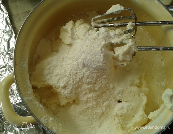 Творог протереть через сито или пробить погружным блендером. Добавить сахар и яйца (и масло). Взбить до пышной однородной массы. Можно, если есть время, отделить белки от желтков. Желтки взбить с творогом и сахаром. А потом взбить отдельно белки и ввести их в смесь. так будет пышнее сам сырник. Для вкуса можно добавить цедру лимона или апельсина. Вкусно с ванилькой. Итак. Когда взбили смесь - нужен дополнительный загуститель творог (помимо яиц). Я использую или крахмал (лучше кукурузный, но и картофельный тоже пойдет), или использую манную крупу. А чаще всего использую их вместе, в равных частях. Так же и добавляю соду. Из-за нее сырник растет. 