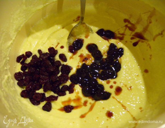 Если без теста - просто выливаем смесь в форму и запекаем в духовке. Я делаю в силиконовой форме. которую кладу в форму побольше. Заполняю большую форму водой, чтобы доходила до половины меньшей формы. Выпекаю при 160-170 около 1 часа. Через стекло духовки видно, когда верх золотится. Но духовку не открывайте. просто отключите и пусть остынет в ней. Я свою духовку выключаю вообще из розетки. Потому что если я просто выключу ее на ручке - включается автоохладитель духовки. Из-за него мой сырник может сдуться.  