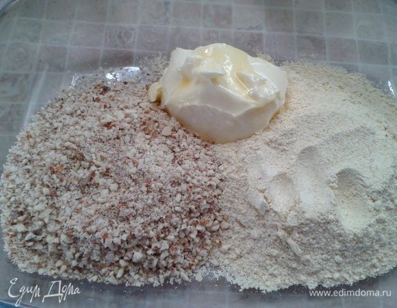 Тесто. Вариант первый. Миндаль смолоть. смешать пополам с кукурузной крупой. Размягченное масло смешать с желтками и получившейся мукой. По желанию добавить щепотку соли.