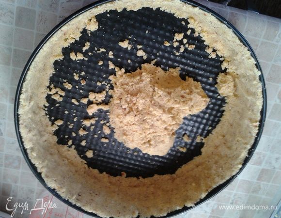  Тестом покрыть дно и стенки формы. Я сначала покрываю бока а потом дно. 