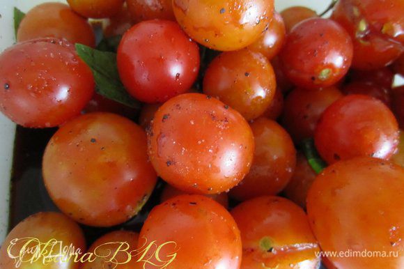 Базилик мелко порезать, залить помидоры бальзамическим уксусом, добавить немного соли, перец, хорошо перемешать оставить на 15-20 минут.