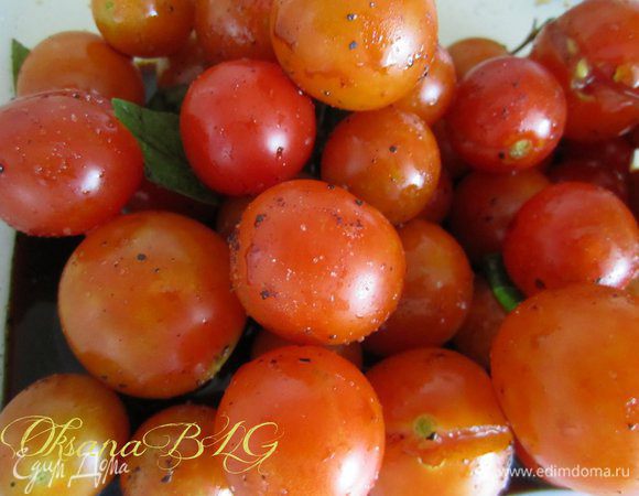 Базилик мелко порезать, залить помидоры бальзамическим уксусом, добавить немного соли, перец, хорошо перемешать оставить на 15-20 минут.