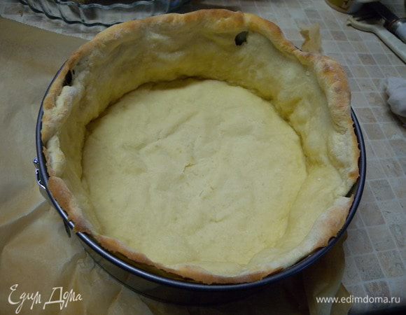 За счет сметаны (плюс в тесто щепотка разрыхлитеря) так тесто раздулось. 