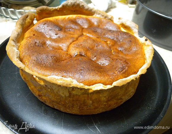 Готово. У меня немного я передержала и забыла что духовку нельзя открывать - немного сырник сел. 